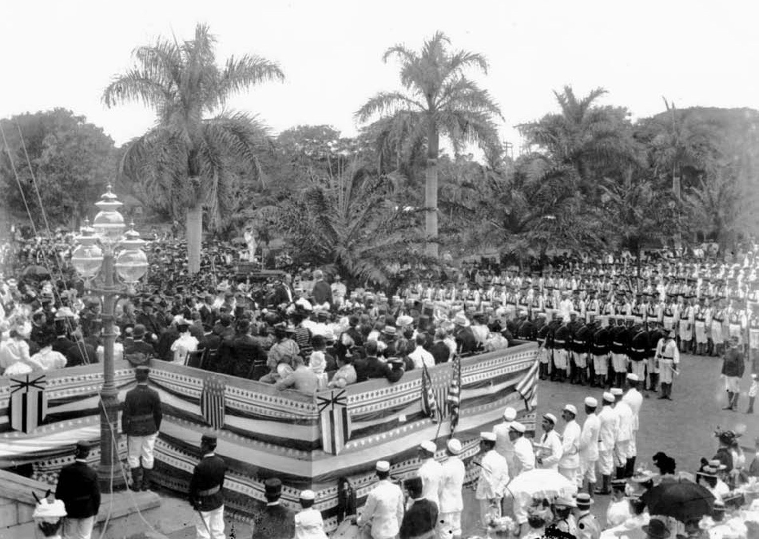 US Marines hissen 1898 die US-Flagge auf Hawaii.