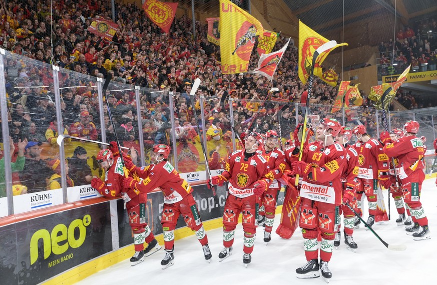 Tigers Spieler und Fans jubeln nach dem Eishockey-Qualifikationsspiel der National League zwischen den SCL Tigers und dem EHC Kloten, am Samstag 18. November 2023, in der Emmental Versicherungs Arena  ...