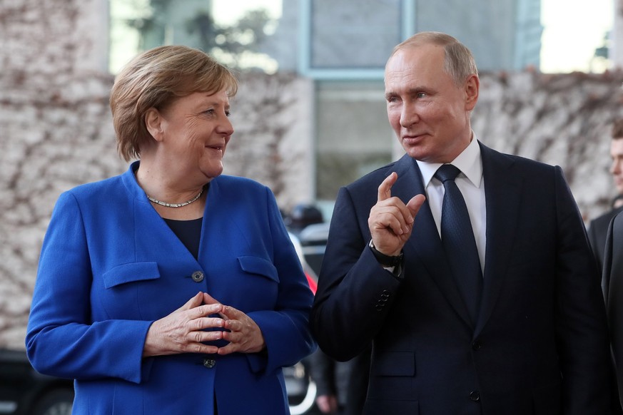 epa08141137 German Chancellor Angela Merkel (L) and Russian President Vladimir Putin (R) during the International Libya Conference in Berlin, Germany, 19 January 2020. By means of the &#039;Berlin Pro ...