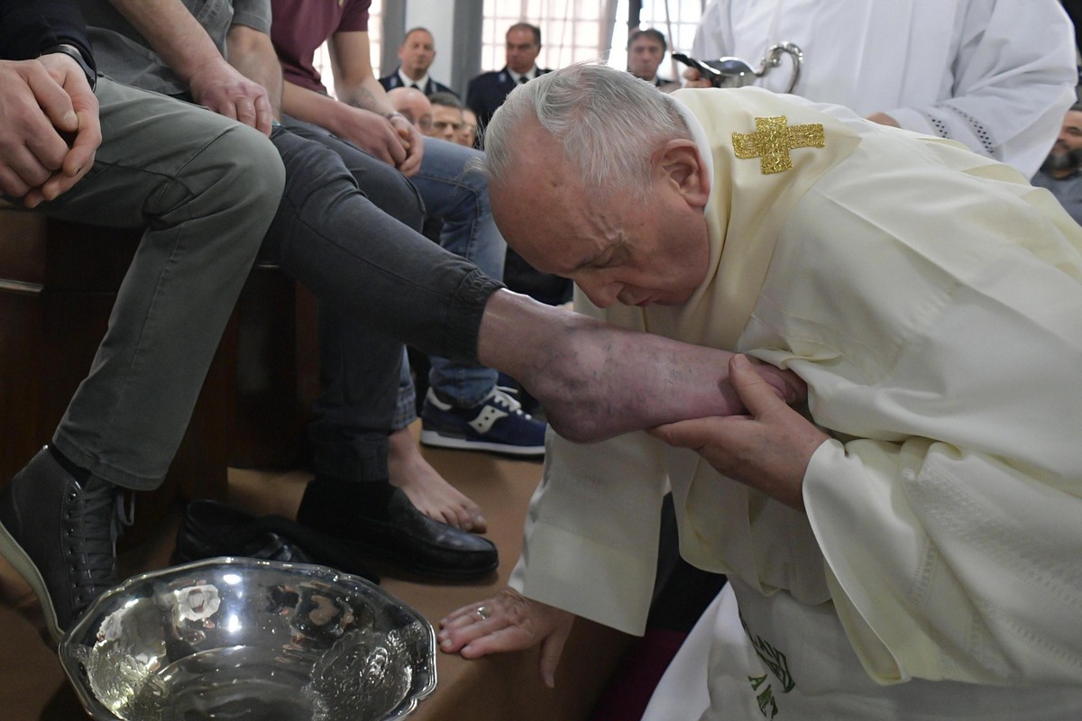 epa07514334 A handout picture provided by the Vatican Media shows Pope Francis washes the feet of inmates during his visit to the Velletri's prison where he celebrated the Mass in Coena Domini in ...
