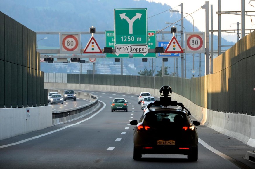 Google-Street-View-Fahrzeug auf Schweizer Strasse.