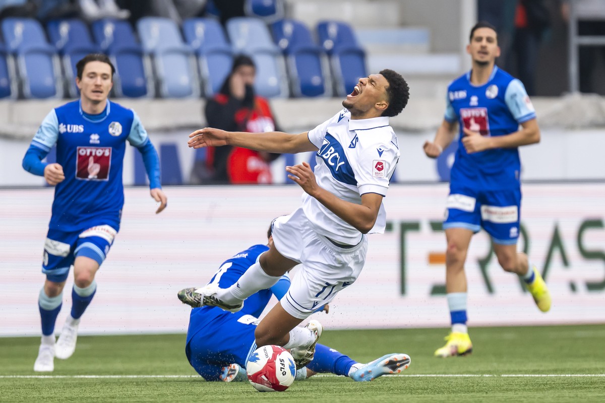 Karim Sow (LS), gauche, lutte pour le ballon avec Tyron Owusu (FCL), droite, lors de la rencontre de football de Swiss Super League entre le FC Lausanne-Sport, LS, et le Luzern, FCL, ce dimanche 21 de ...