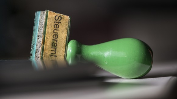 ZU DER KANTONALEN ABSTIMMUNG AM 26. NOVEMBER 2017 IM KANTON SCHAFFHAUSEN UEBER VOLKSINITIATIVE TEILREVISION DES GESETZES UEBER DIE DIREKTEN STEUERN STELLEN WIR IHNEN FOLGENDES BILDMATERIAL ZUR VERFUEG ...