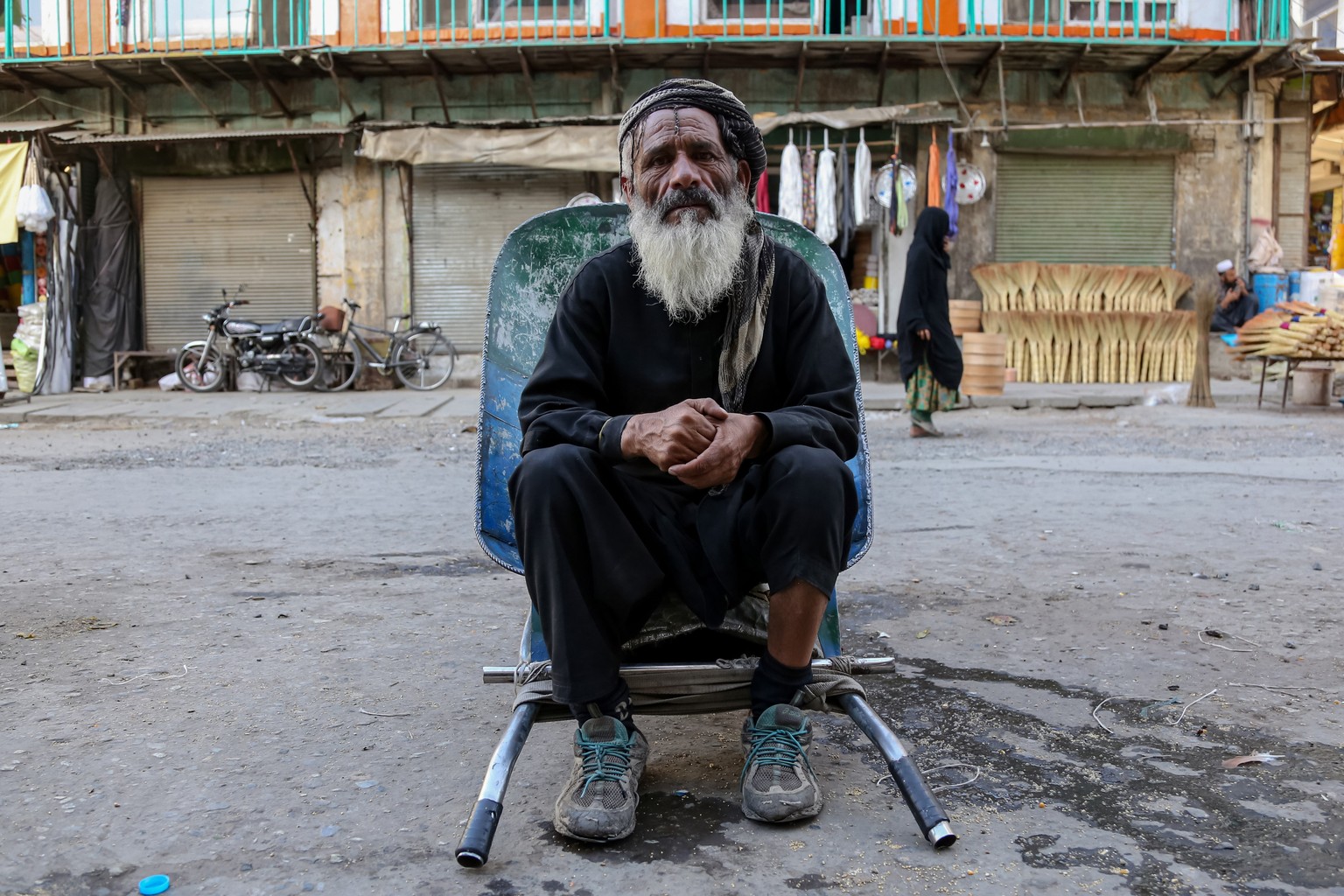 epa11596487 A laborer who works on daily wages waits for customers on a roadside in Kabul, Afghanistan, 10 September 2024. The International Organization for Migration (IOM) has identified Afghanistan ...