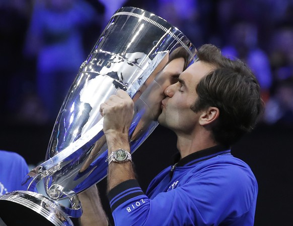 Team Europe&#039;s Roger Federer kisses the Laver Cup after defeating Team World, Sunday, Sept. 23, 2018, in Chicago. (AP Photo/Jim Young)