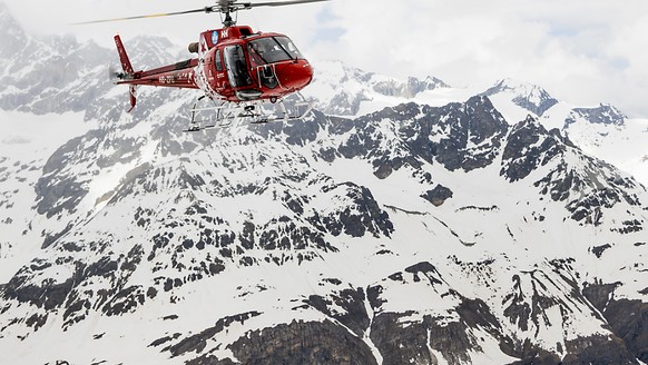 Ein Skitourengänger ist am Samstag in eine Spalte des Feengletschers ob Saas-Fee VS gestürzt. Er wurde geborgen, verstarb jedoch später im Spital. (Symbolbild)