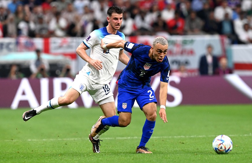 epa10328771 Mason Mount (L) of England in action against Sergino Dest of the US during the FIFA World Cup 2022 group B soccer match between England and the USA at Al Bayt Stadium in Al Khor, Qatar, 25 ...