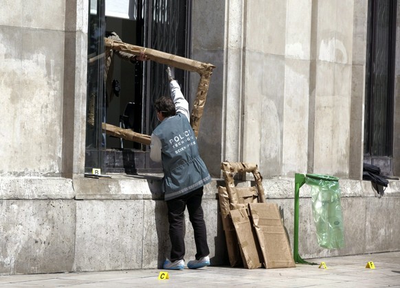 epa02166416 Police carry the frame belonging to one of the paintings stolen from the Museum of Modern Art of the City of Paris, in Paris, France, 20 May 2010. The robbery happened during the night of  ...