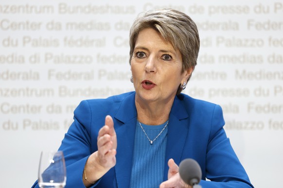 Bundesraetin Karin Keller-Sutter spricht waehrend einer Medienkonferenz zur OECD Mindestbesteuerung, am Montag, 24. April 2023 in Bern. (KEYSTONE/Peter Klaunzer)