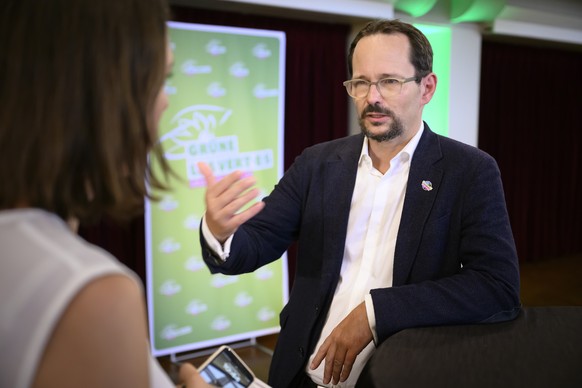 Parteipraesident Balthasar Glaettli, GP ZH, spricht mit einer Journalistin kurz vor der Delegiertenversammlung der Gruenen Schweiz, am Samstag, 26. August 2023 in Bern. (KEYSTONE/Anthony Anex)