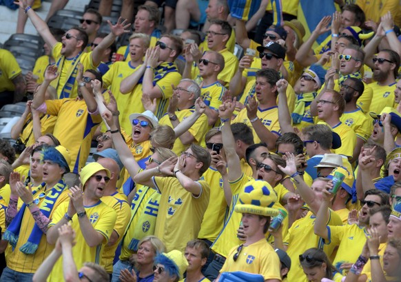 epa05372029 Supporters of Sweden before the UEFA EURO 2016 group E preliminary round match between Italy and Sweden at Stade Municipal in Toulouse, France, 17 June 2016.

(RESTRICTIONS APPLY: For editorial news reporting purposes only. Not used for commercial or marketing purposes without prior written approval of UEFA. Images must appear as still images and must not emulate match action video footage. Photographs published in online publications (whether via the Internet or otherwise) shall have an interval of at least 20 seconds between the posting.)  EPA/VASSIL DONEV   EDITORIAL USE ONLY