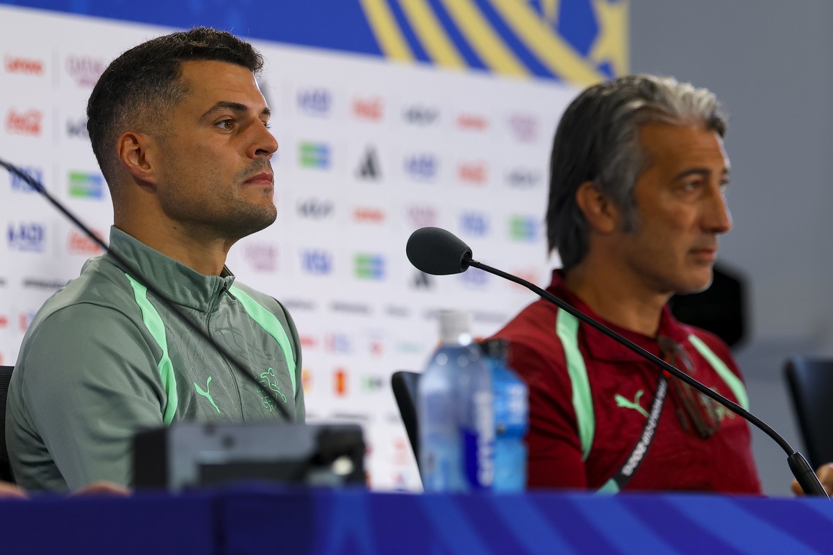 epa13103188 Switzerland's head coach Murat Yakin and player Granit Xhaka (L) attend a press conference in Kansas City, Missouri, USA, 10 July 2026. Switzerland will face Argentina on 11 July in t ...