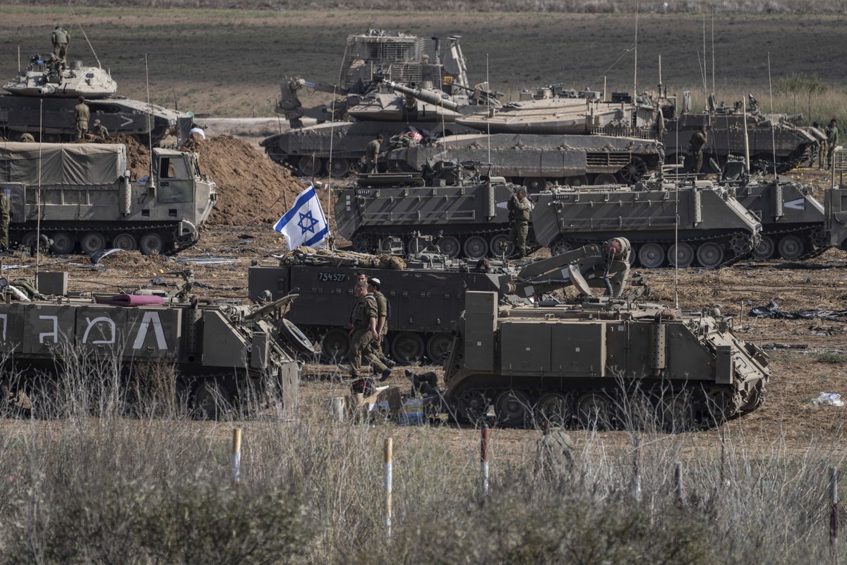 Les soldats israéliens attendent l'ordre avant de passer à l'action.
