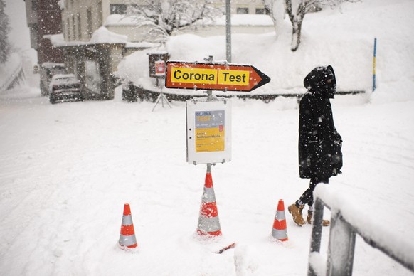 Hinweisschild auf den Covid-Flaechentest, am Freitag, 29. Januar 2021, in Arosa. Die Schule bleibt nach einem Ausbruch des mutierten Coronavirus geschlossen. Heute und morgen finden freiwillige Flaech ...