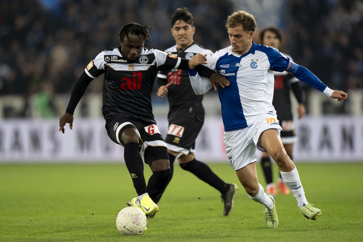 Zachary Brault-Guillard (LUG) (links) kaempft um den Ball mit Giotto Morandi (GC) (rechts) im Fussball Meisterschaftsspiel der Swiss Super League zwischen GC Zuerich und dem FC Lugano am Donnerstag, 3 ...