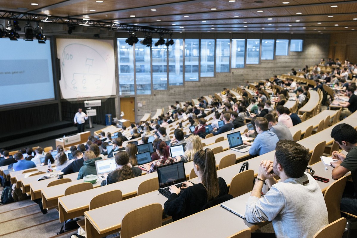 La plupart des jeunes choisissent de continuer leurs études après l'obtention de la maturité. Voici combien ils gagnent.