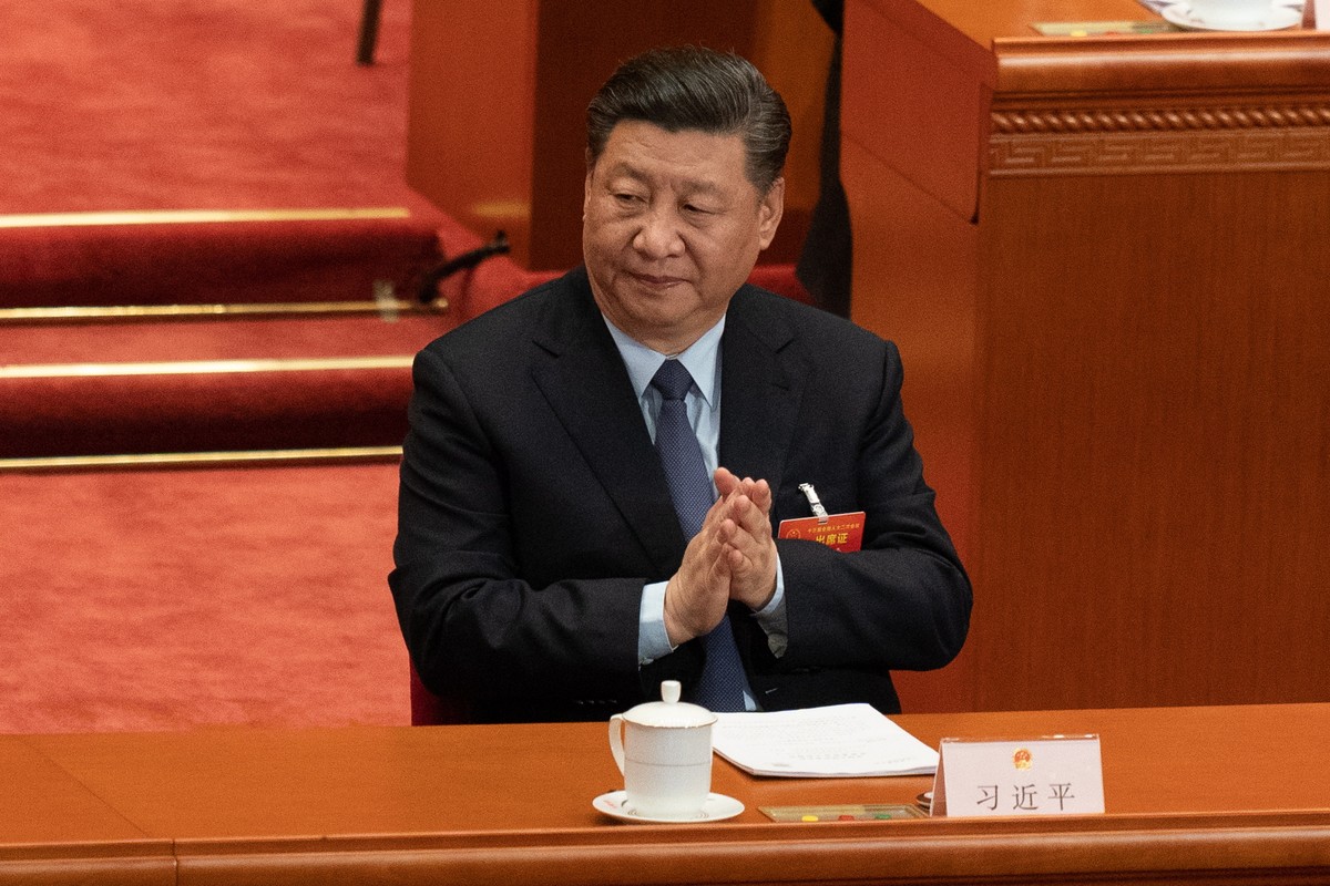 epa07421510 Chinese President Xi Jinping applauds during the second plenary session of the 13th National People's Congress (NPC) at the Great Hall of the People (GHOP) in Beijing, China, 08 March ...