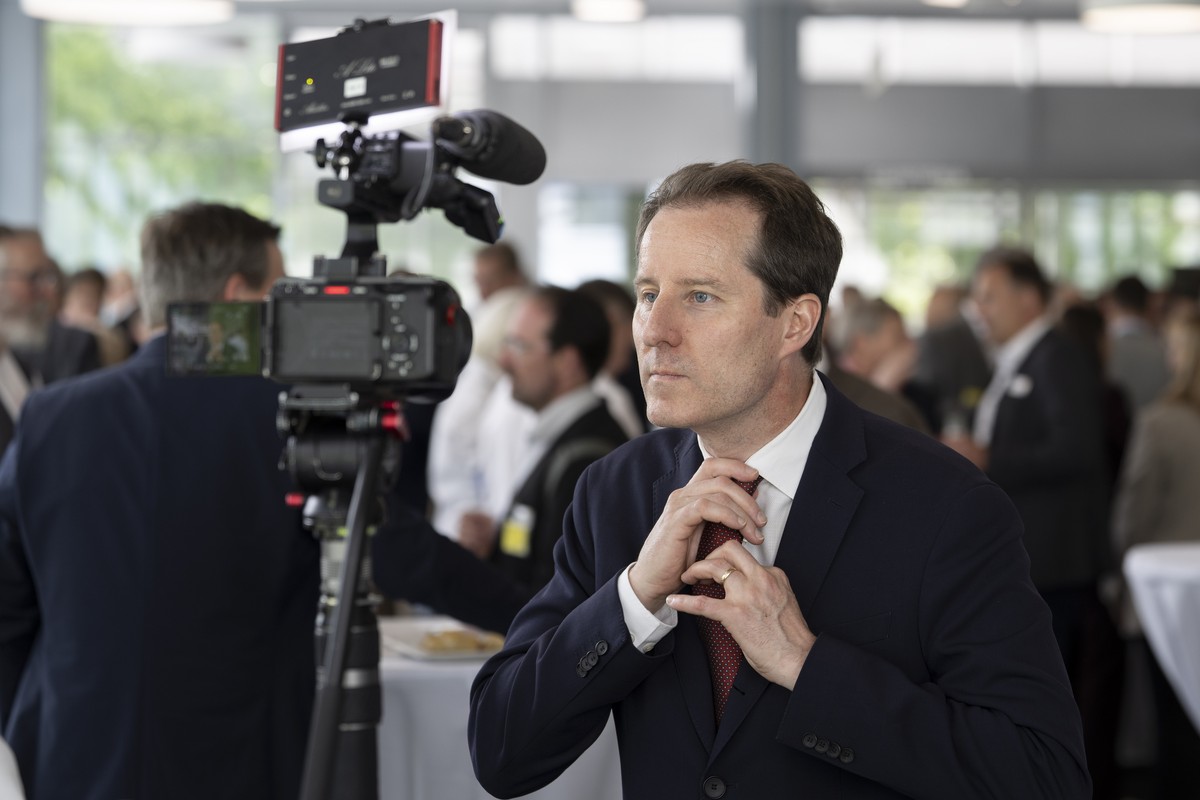 Fraktionschef und Nationalrat Thomas Aeschi, SVP-ZG, bereitet sich auf ein Interview vor, am Fraktionsausflug der SVP im Paul Scherrer Institut, am Mittwoch, 10. Juni 2026, in Villigen. (KEYSTONE/Pete ...