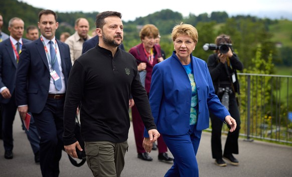 Praesident Wolodymyr Selenskyj beim Ukraine-Friedensgipfel im Luxus-Resort Buergenstock am Vierwaldstaetter See am 15.06.2024 - hier mit Bundespraesidentin Viola Amherd. Working Visit of the President ...