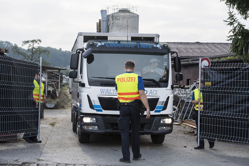 ARCHIVBILD ZUR MEDIENKONFERENZ DER UNTERSUCHUNGSKOMMISSION IM FALL HEFENHOFEN, AM DONNERSTAG, 4. JANUAR 2018 - Die Polizei sichert die ersten Tiere vom Hof von Ulrich K., der wegen der Quaelerei von P ...