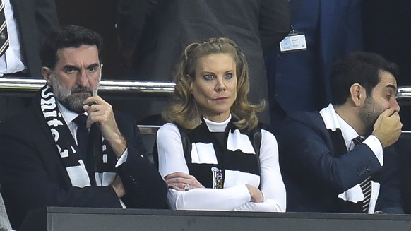 epa09529031 Newcastle United&#039;s Saudi Arabian new chairman Yasir Al-Rumayyan (C-L) and Newcastle United&#039;s English minority owner Amanda Staveley (C-R) react during the English Premier League  ...