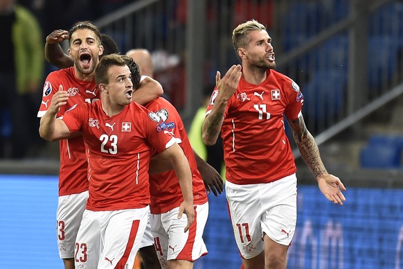 05.09.2015; Basel; Fussball EM Quali - Schweiz - Slowenien;
Jubel Schweiz Ricardo Rodriguez (SUI), Xherdan Shaqiri (SUI), Valentin Stocker (SUI), verdeckt und Valon Behrami (SUI)
(Urs Lindt/freshfocus ...