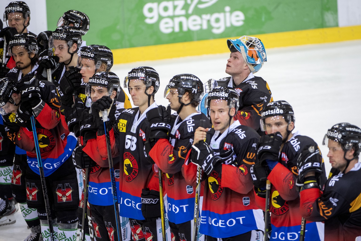 Berns Goalie Tomi Karhunen, Mitte rechts, und seine Teamkollegen nach der 3:4 Niederlage, waehrend dem Meisterschaftsspiel der National League zwischen dem SC Bern und dem HC Davos, am Freitag, 29. No ...