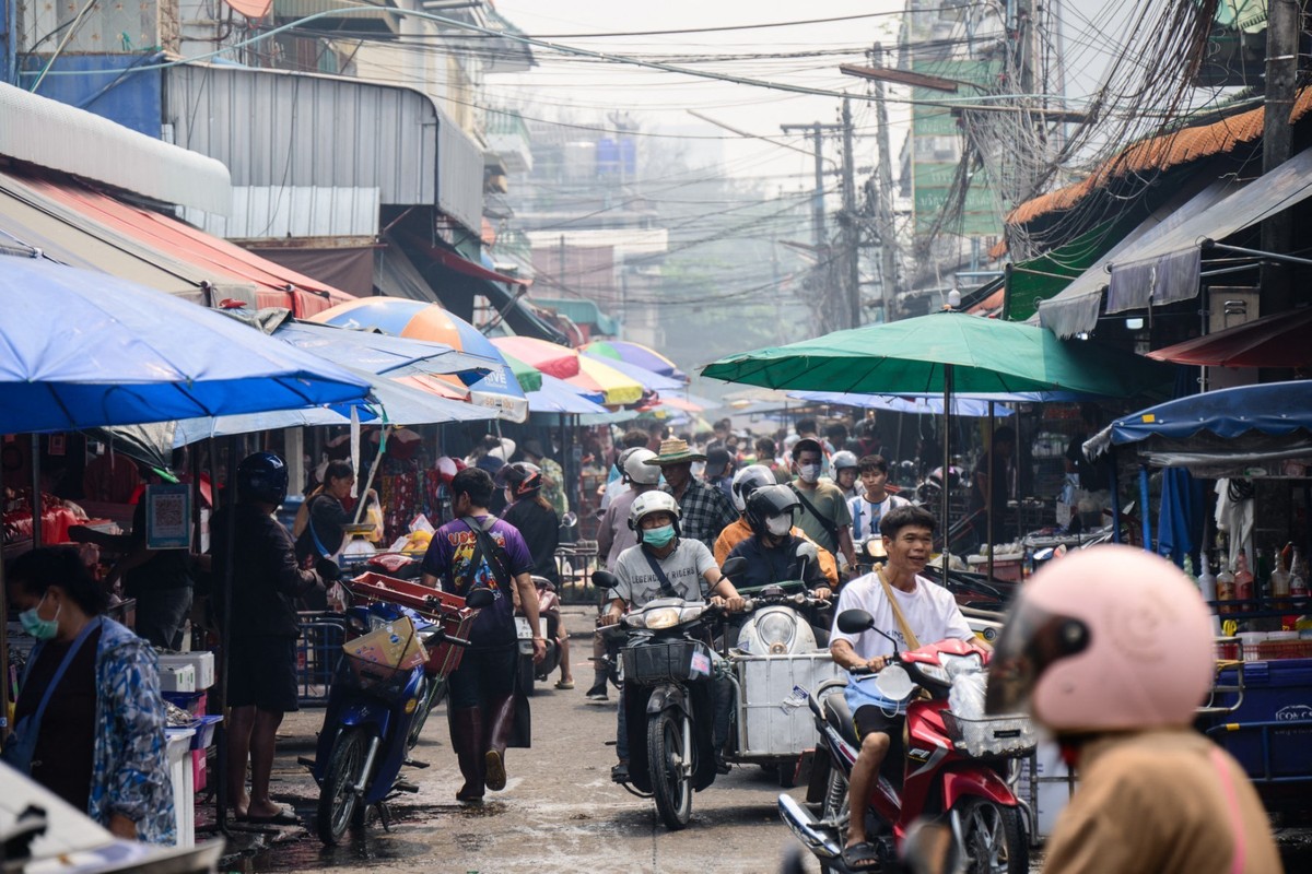 People visit a market on a heavily polluted day in Chiang Mai on April 2, 2026. (Photo by ANTHONY WALLACE / AFP) / To go with &amp;#039;Thailand-Pollution-Environment-Fire-Health&amp;#039; Reportage b ...