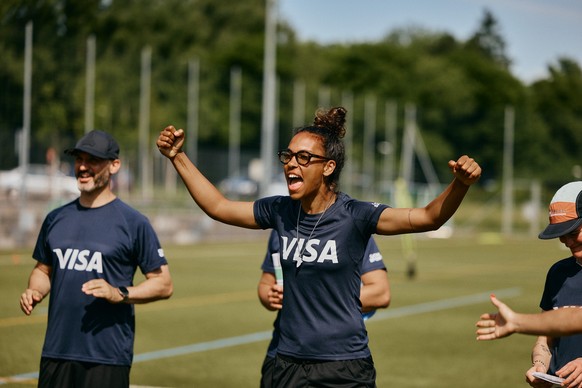 Die Nationalspielerin Coumba Sow feuert die Teilnehmerinnen und Teilnehmer des Fusion Camps an.