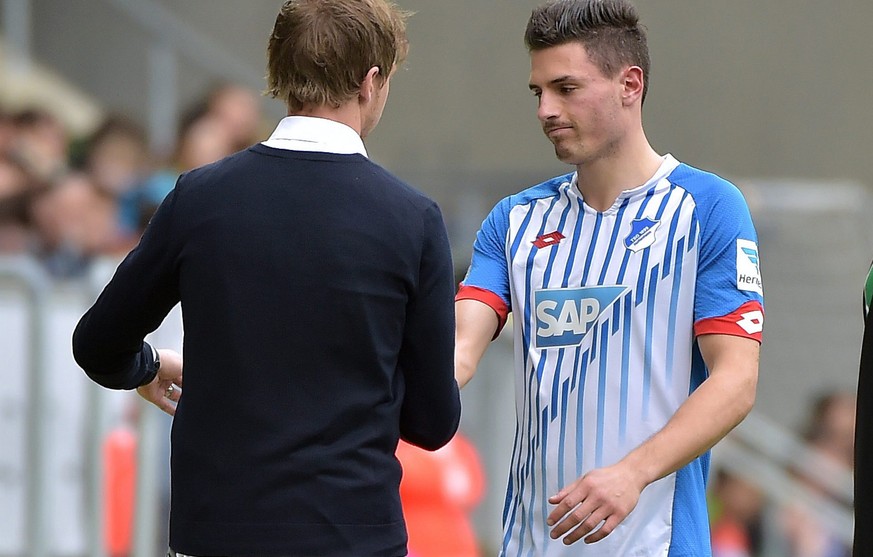 16.04.2016; Sinsheim; Fussball 1. Bundesliga - TSG 1899 Hoffenheim - Hertha BSC Berlin; Fabian Schaer (R, Hoffenheim) wird verletzt ausgewechselt (Thorsten Wagner/Witters/freshfocus)