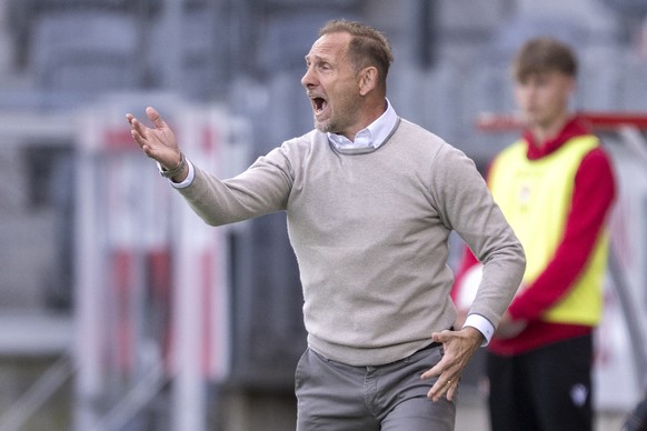Trainer Mauro Lustrinelli (FCT) im Fussball Meisterschaftsspiel der Swiss Challenge League zwischen FC Thun, FCT, und Wil, FCW, vom Montag, 21. April 2025 in Stockhorn Arena in Thun. (KEYSTONE/Peter S ...