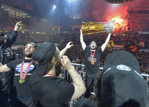 Rollenspieler wie Thomas Rüfenacht (l.) und Pascal Berger (mit Pokal) prägten die Meistermannschaft.