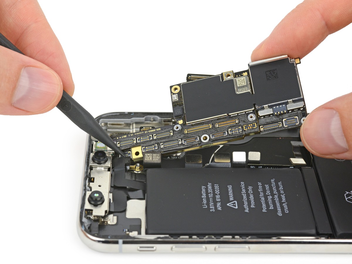 Das miniaturisierte Logic Board sei «unglaublich platzsparend» konzipiert. Und darum praktisch unmöglich zu reparieren.