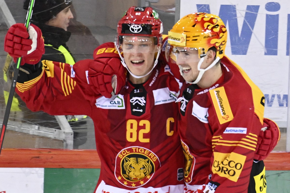 Tigers Harry Pesonen, links, und Topscorer Marc Michaelis, rechts, jubeln waehrend dem Qualifikations-Spiel der National League, zwischen den SCL Tigers und dem HC Fribourg-Gotteron, am Samstag 3. Dez ...