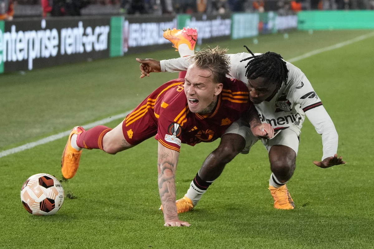 Roma's Rick Karsdorp, left, is challenged by Leverkusen's Jeremie Frimpong during the Europa League semifinal first leg soccer match between Roma and Bayer Leverkusen at Rome's Olympic  ...