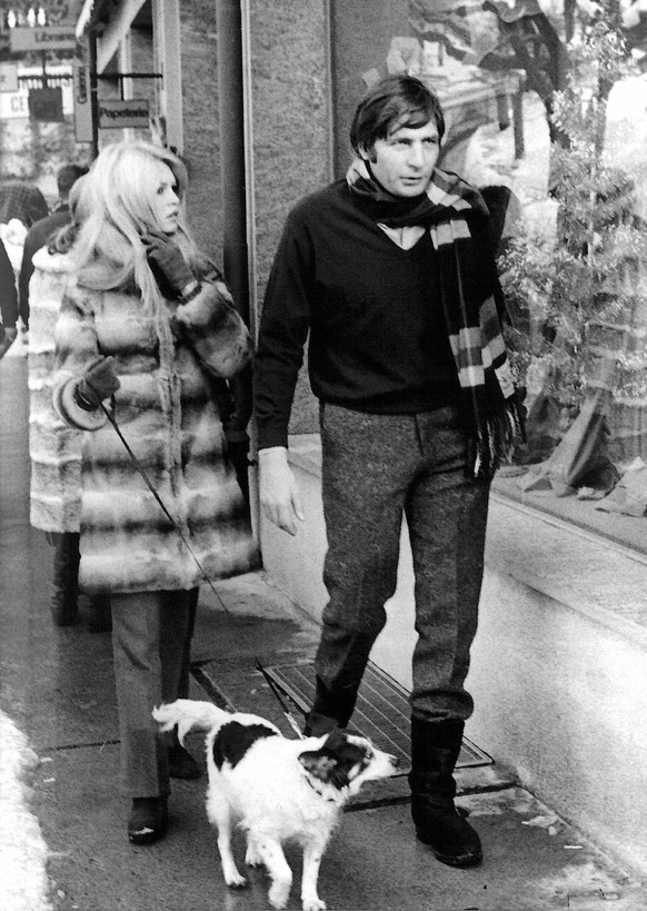 GSTAAD ---- BRIGITTE BARDOT AND GUNTHER SACHS IN GSTAAD. SHE WERE LIVING IN A CHALET WHERE THEY SPENT DE CHRISTMAS EN NEW YEARS HOLIDAYS GSTAAD./.JEP/WST/BELGA. PUBLICATIONxINxGERxSUIxAUTxONLY x270658 ...