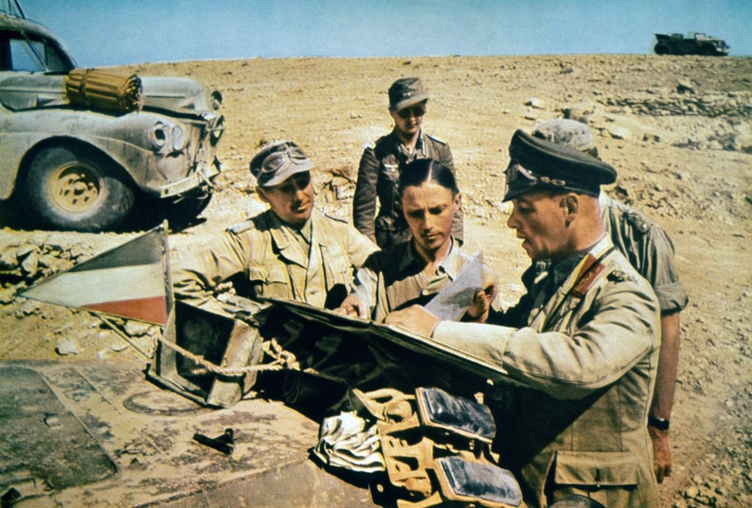 Le général allemand Erwin Rommel, le Renard du désert, avec ses officier sur le front d&#039;Afrique du Nord lors de la Seconde Guerre Mondiale, circa 1940. (Photo by API/Gamma-Rapho via Getty Image ...