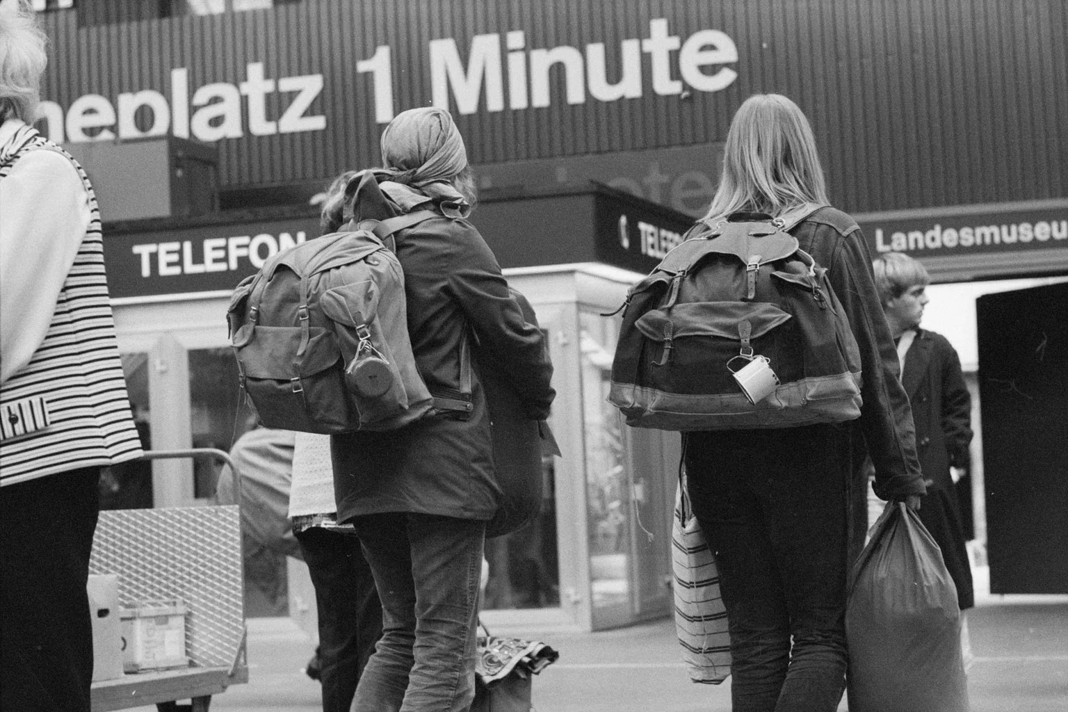 Zwei Reisende mit Rucksack am Bahnhof Zürich HB im Juli 1972.
https://ba.e-pics.ethz.ch/#main-search-text=rucksack&amp;main-search-mode=and&amp;detail-asset=fb8029cd-7b75-4ede-9232-70c276021d4d