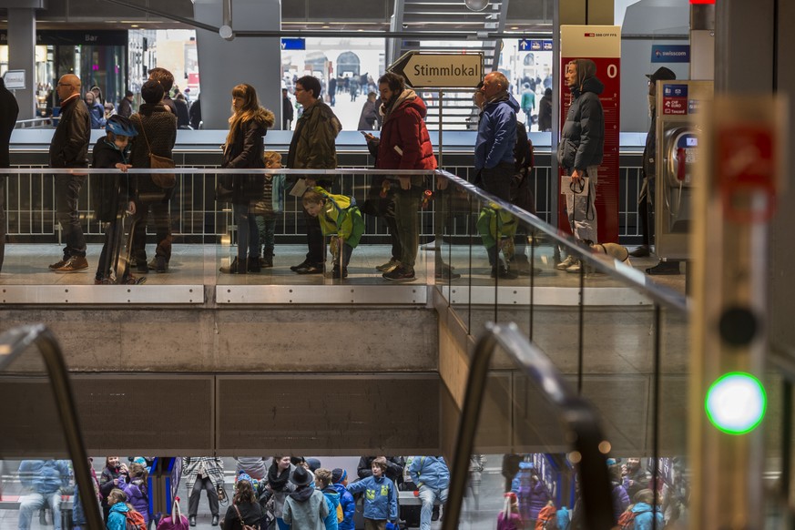 Sonntag, 28. Februar: Bernerinnen und Berner stehen Schlange für die Stimmabgabe am Hauptbahnhof Bern.