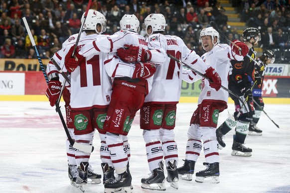 Lausannes Spieler jubeln nach dem Tor zum 0-2 beim Eishockey Meisterschaftsspiel der National League A zwischen dem SC Bern und Lausanne HC, am Freitag, 23. September 2016, in der Postfinance Arena in ...