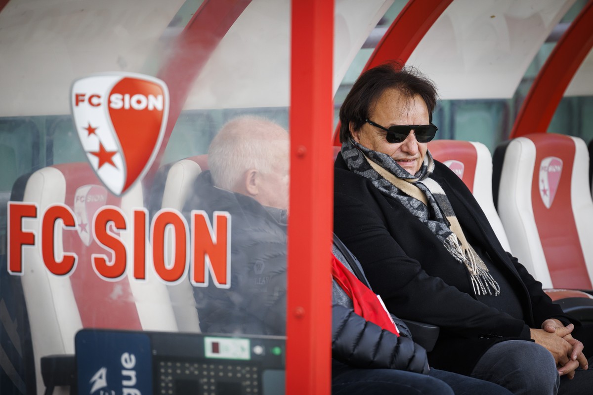 Le president du FC Sion Christian Constantin attend le debut de la rencontre du championnat de football de Super League entre le FC Sion et le FC Zurich le dimanche 30 octobre 2022 au stade de Tourbil ...