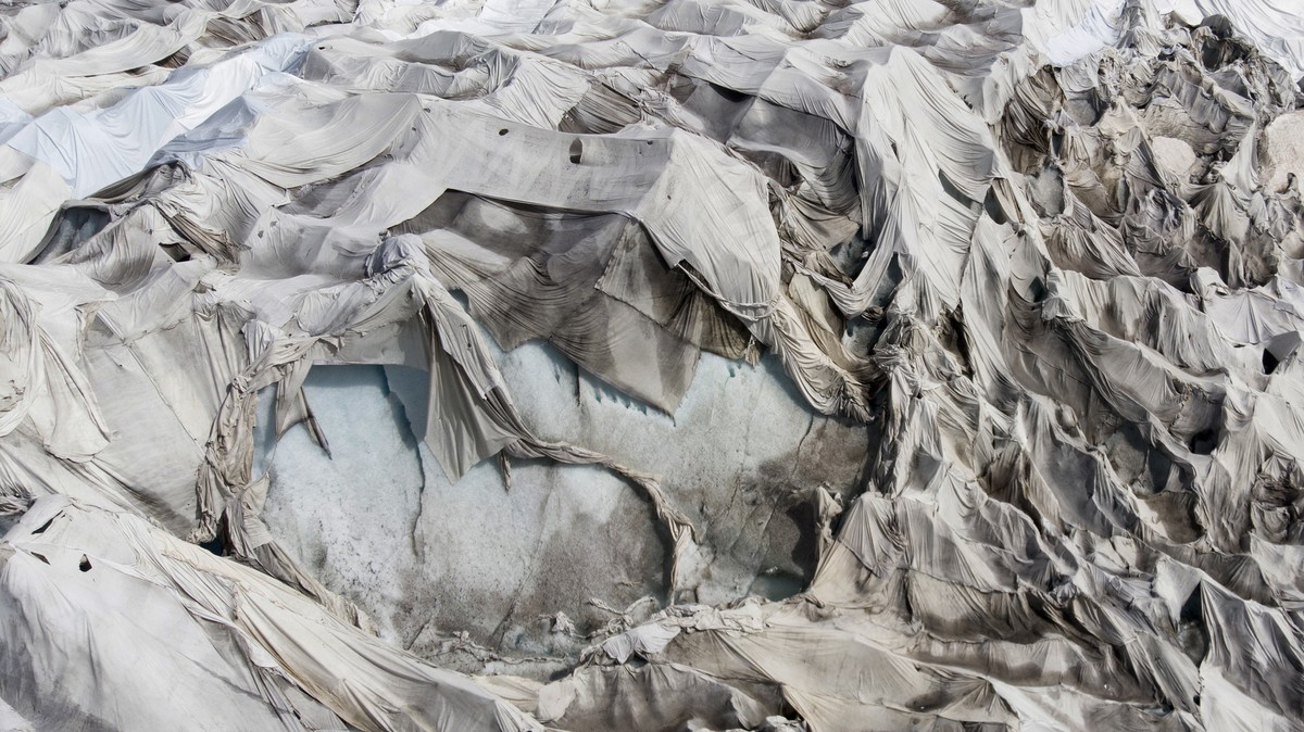 ARCHIV - ZUR GLETSCHERSCHMELZE DER SCHWEIZER GLETSCHER STELLEN WIR IHNEN FOLGENDES BILDMATERIAL ZUR VERFUEGUNG - A drone picture shows the Rhone Glacier covered in blankets above Gletsch near the Furk ...
