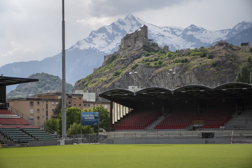 Die Nordtribuene im Fussball Stadion Tourbillon, Heimstadion des Super League Vereins FC Sion, am Samstag, 25. April 2020 in Sitten VS. Im Hintergrund das Schloss Valere. (KEYSTONE/Alessandro della Va ...