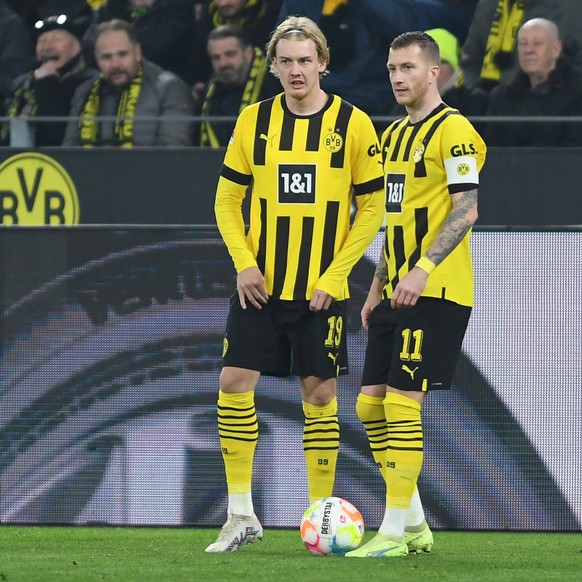 03.03.2023, Dortmund, Germany, Signal-Iduna-Park, BV Borussia Dortmund vs RB Leipzig - 1. Bundesliga, Julian Brandt Borussia Dortmund und Marco Reus Borussia Dortmund schauen Foto Ralf Treese, Ralf Tr ...