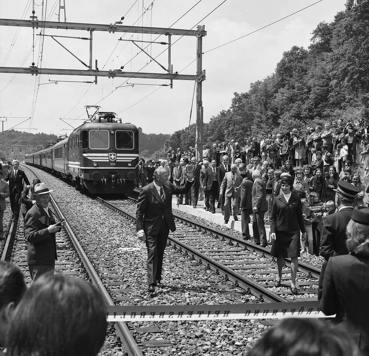 Le conseiller fédéral Willi Ritschard inaugurant la ligne de l’Heitersberg le 1er juin 1975.
https://www.sbbarchiv.ch/detail.aspx?ID=477636