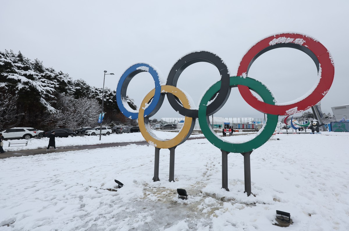 epa11093336 An Olympic Rings monument is dusted with snow amid the Winter Youth Olympics, near a stadium in Gangneung, Gangwon Province, South Korea, 21 January 2024. EPA/YONHAP SOUTH KOREA OUT