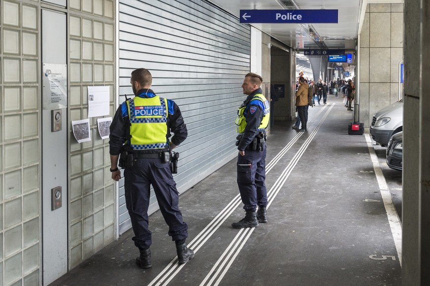 Zwei Polizisten der Bahnpolizei lesen einen Informationszettel vor dem geschlossenen Polizeischalter, der aufgrund eines Verkehrsunfalls geschlossen werden musste, beim Hauptbahnhof in Zuerich am Frei ...