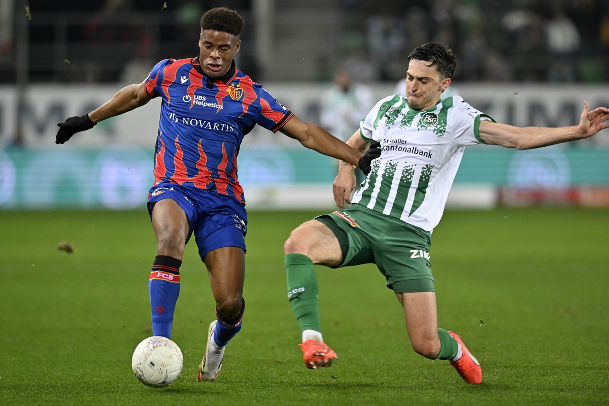 Der St.Galler Albert Vallici , rechts, gegen den Basler Kevin Carlos, links, beim Fussballspiel der Super League FC St. Gallen gegen den FC Basel im Kybunpark in St.Gallen am Samstag, 22.Februar 2025. ...