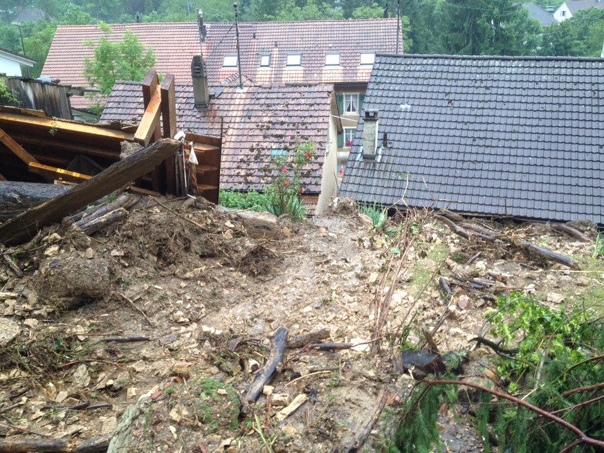 Gestern ab 17.00 Uhr führte der Starkregen in Grellingen an der Baselstrasse zu Hangrutschen, wel-
che an mehreren Gebäuden zu massiven Schäden führte. Ebenfalls wurde die Baselstrasse überflutet

und ...