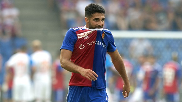 Basels Eray Cuemart erhaelt die Rote Karte und muss vom Platz, beim Fussballspiel der Super League FC Basel gegen den Grasshopper Club Zuerich, am Samstag, 4. August 2018 im St. Jakob-Park Stadion in  ...